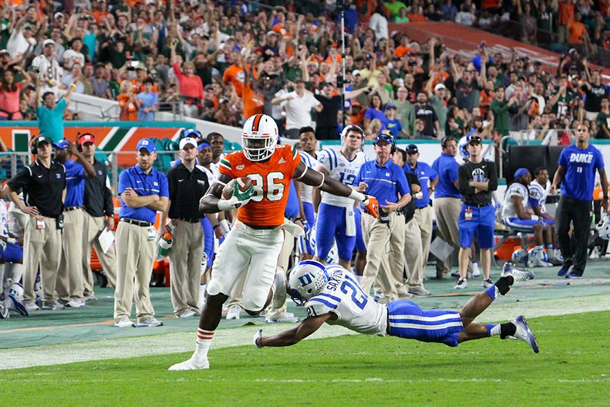 Junior tight end David Njoku (86) scores a touchdown during the third quarter of the football game against Duke at Hard Rock Stadium Saturday evening. The Canes finished their last home game 40-21. Hallee Meltzer // Photo Editor