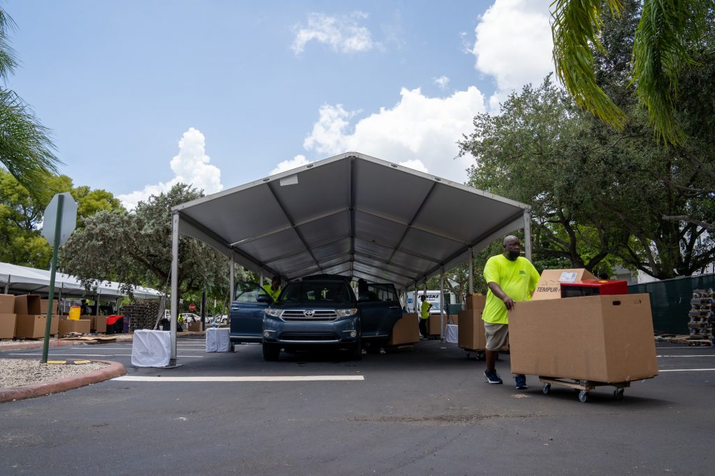 Incoming Freshman and family members participate in the “Cruise Ship Move-In” process in the parking lot outside of Hecht and Stanford residential colleges on Aug. 17, 2021. “Cruise Ship Move-In” is a service that has been provided since 2019 where belongings are brought up to the residents’ dorms.