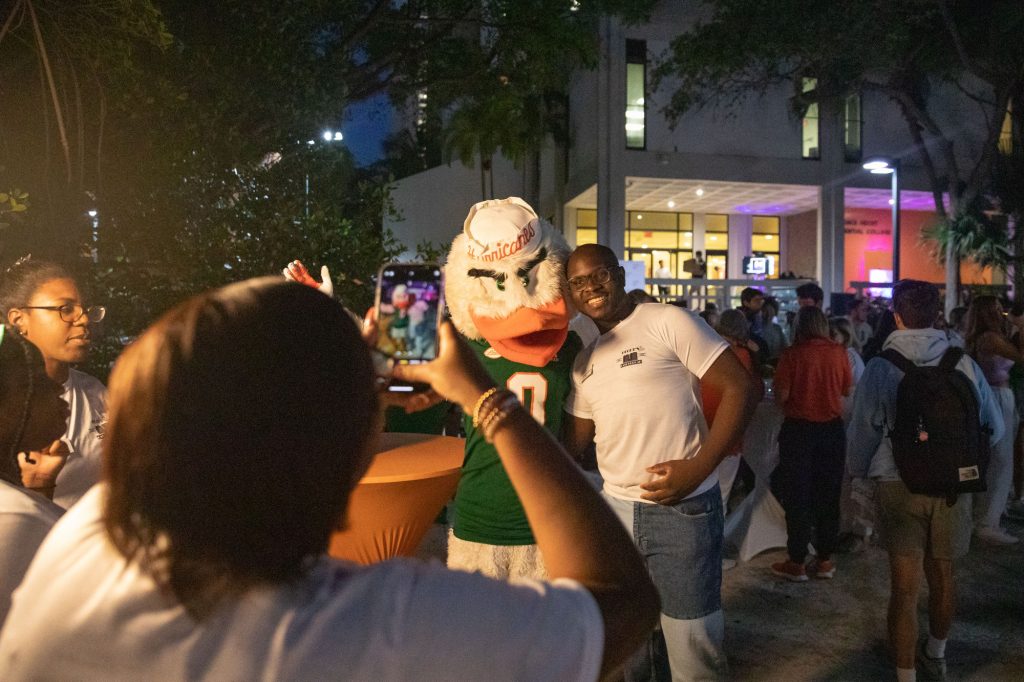 Students wait in line to take photos with Sebastian the Ibis during the farewell event.
