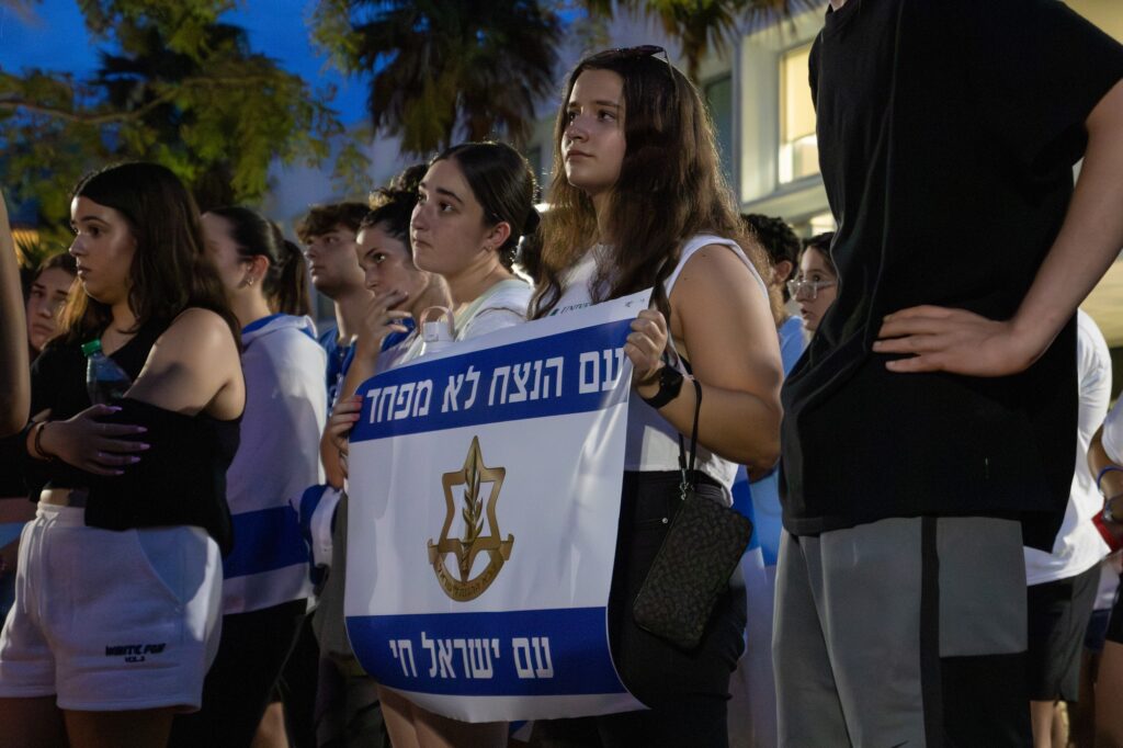 Students hold up signs while attending a vigil hosted by Hillel and SSI to honor the lifes that have been lost in Israel on October 11.